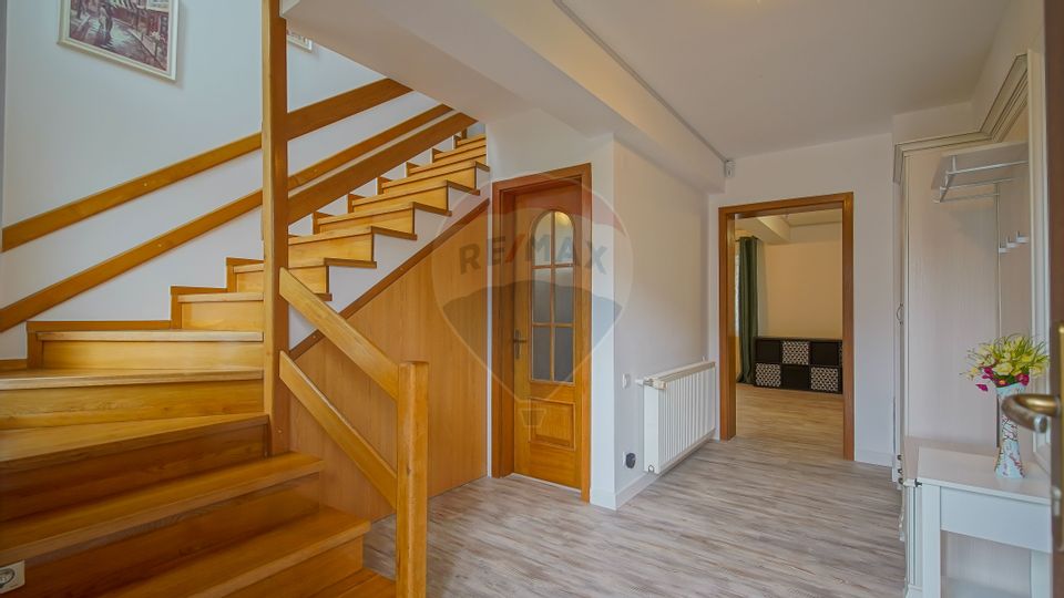Proprietate cu stil la poalele muntelui - liniște și intimitate!