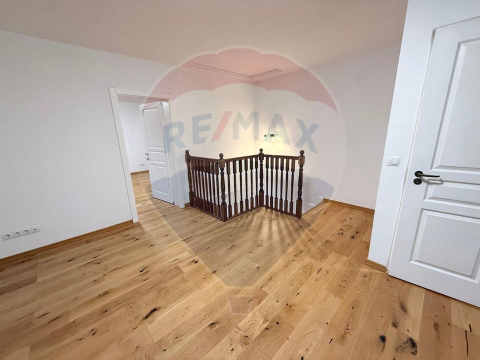 Apartament 4 camere, pe 2 niveluri si curte comuna în Centru