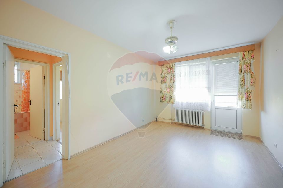 De vânzare, apartament cu 3 camere, zona Rogerius