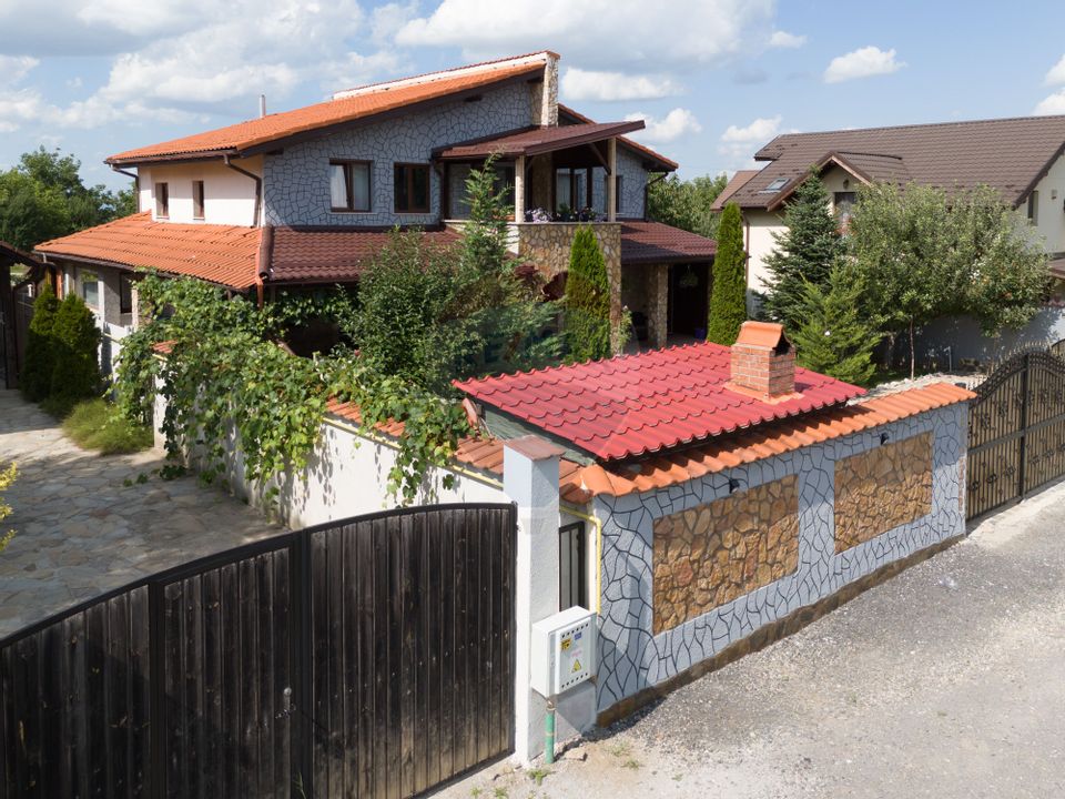 Conac, proprietate unica, in mijlocul naturii, Sacele!