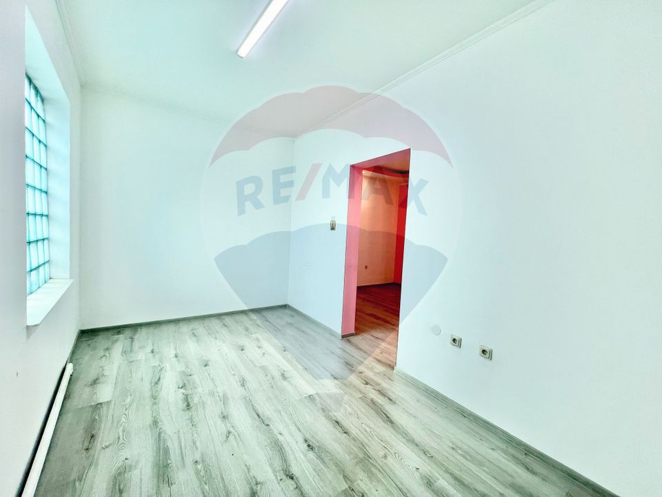 175sq.m Commercial Space for rent, Decebal area
