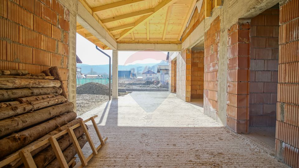 Villa in red, with 823sqm land in Cristian, Str C-tin Brâncoveanu