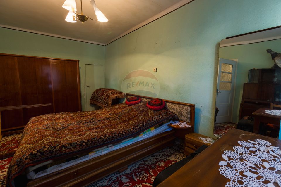 Doua Case de vanzare cu 5 camere + 3 camere,  stradal in Bran!