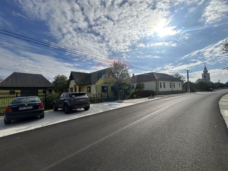 Casa - sura cu 16 ari teren de vânzare în Buşag