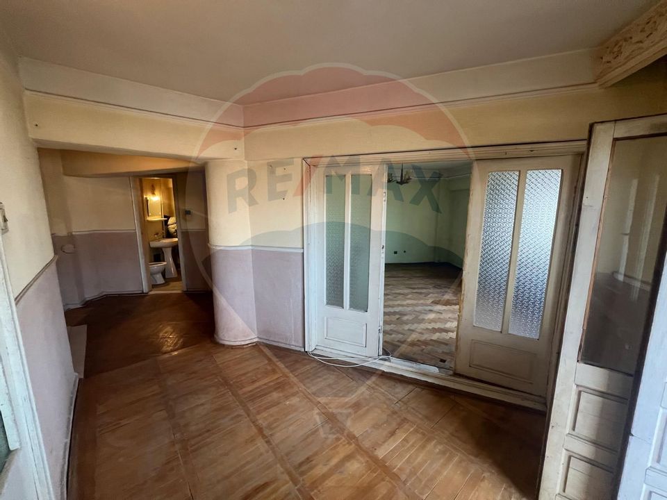 Apartament cu 4 camere de vânzare în zona Central