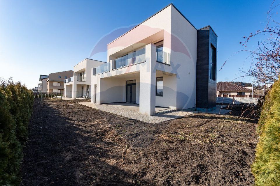 Casă Modernă de Vânzare în Sânpetru