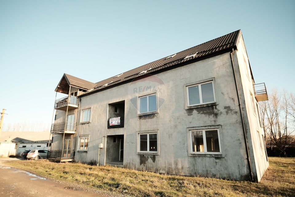 De vanzare bloc la gri format din 9 apartamente