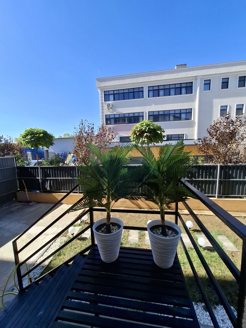 Apartament cu 3 camere  cu loc de parcare si curte proprie -de vânzare