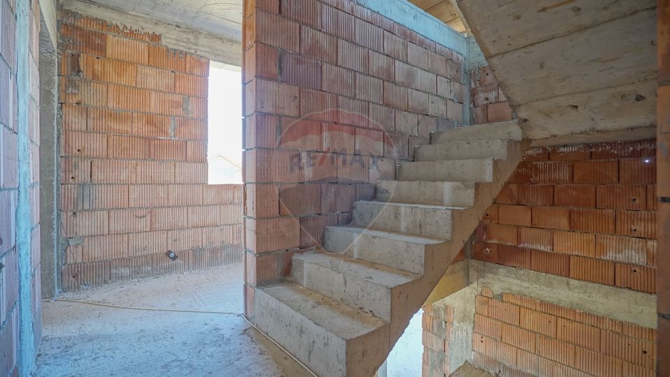Villa in red, with 823sqm land in Cristian, Str C-tin Brâncoveanu