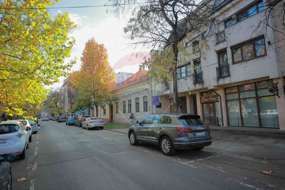 Apartament cu 3 camere de vânzare în zona Ultracentral