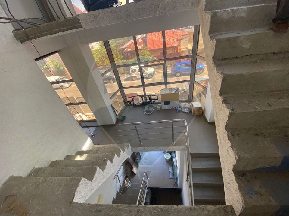 Casă / Vilă, și service cu spații de birouri, de vânzare în sector 4