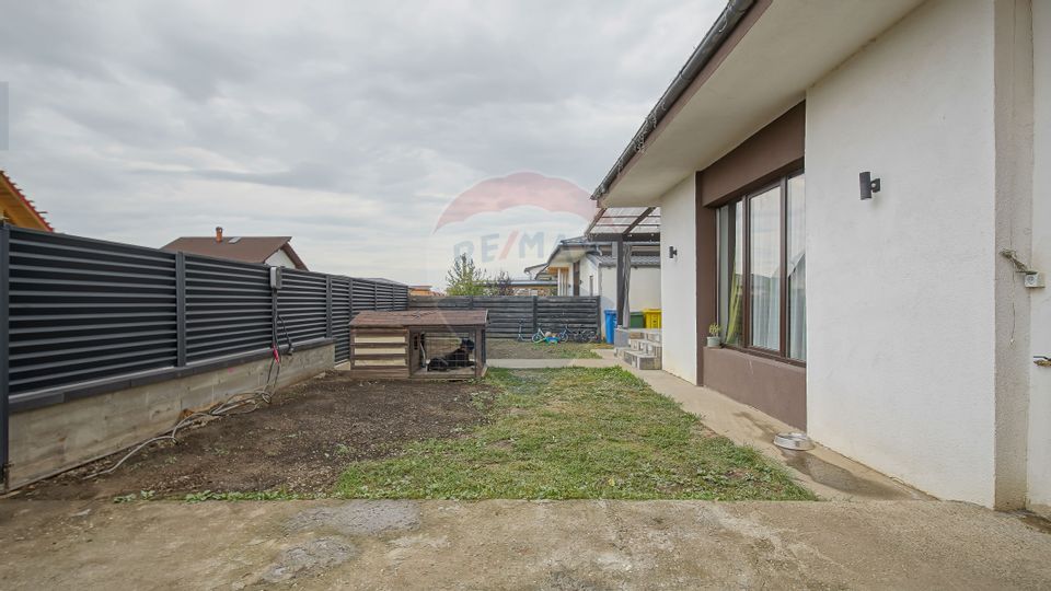 Vilă modernă, cu garaj, panouri și pompă de căldură, Cristian