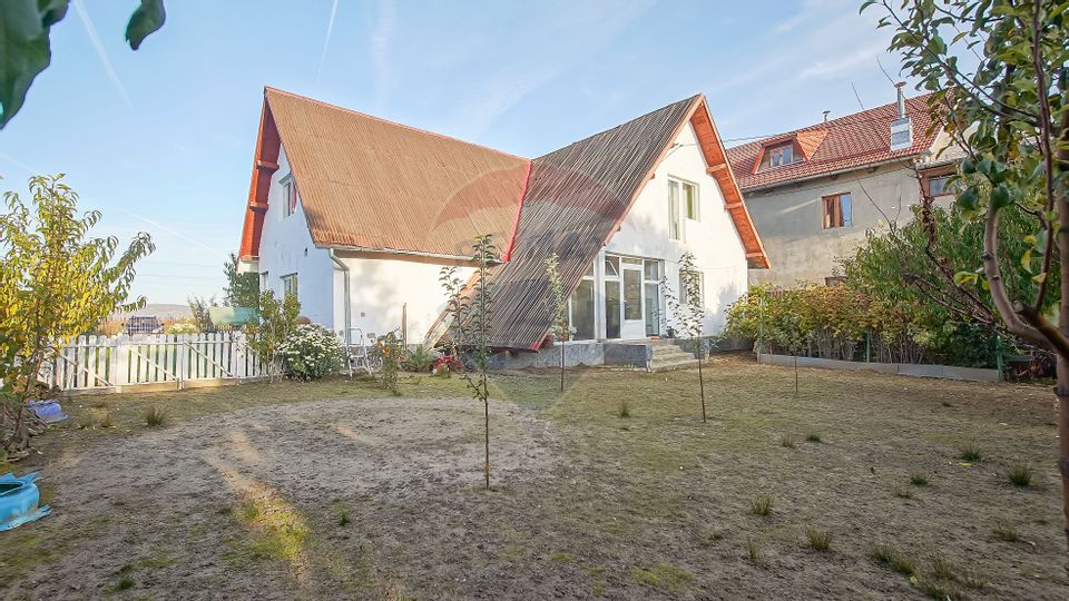 Casă cu 6 camere de vânzare în Râșnov, teren 1.100 mp, zona Glăjărie