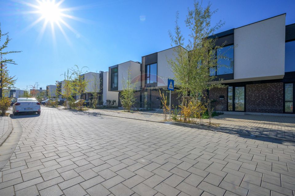 Vila luminoasa cu 4 camere si panouri solare in Amber FOREST Tunari