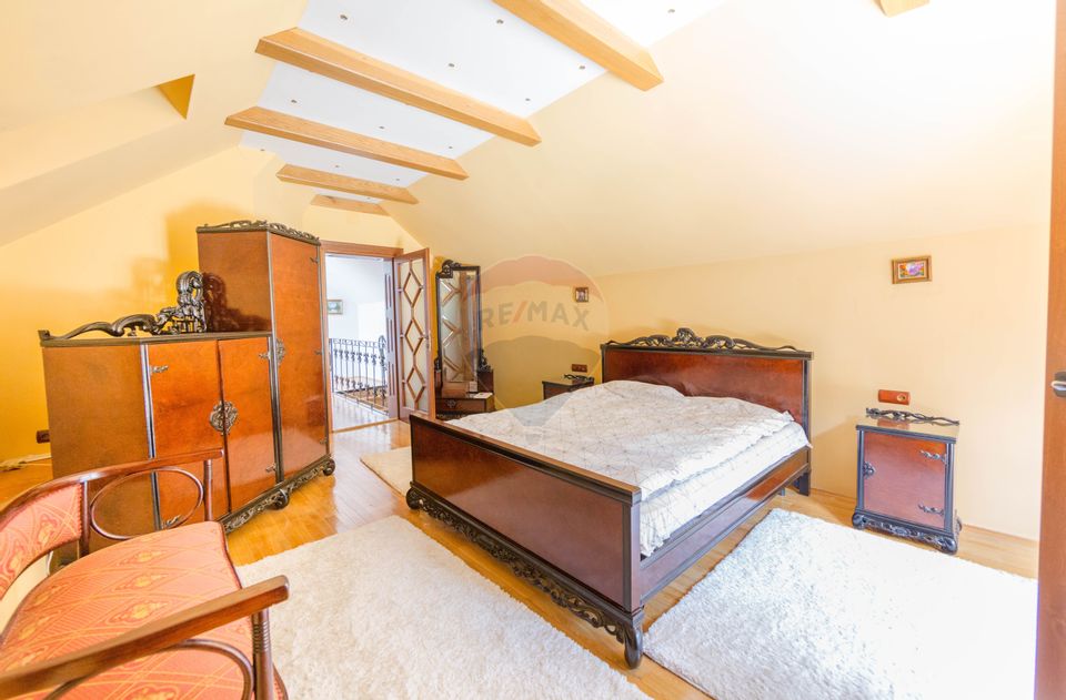 Property Located under Tâmpa composed of 2 Houses and Garden,