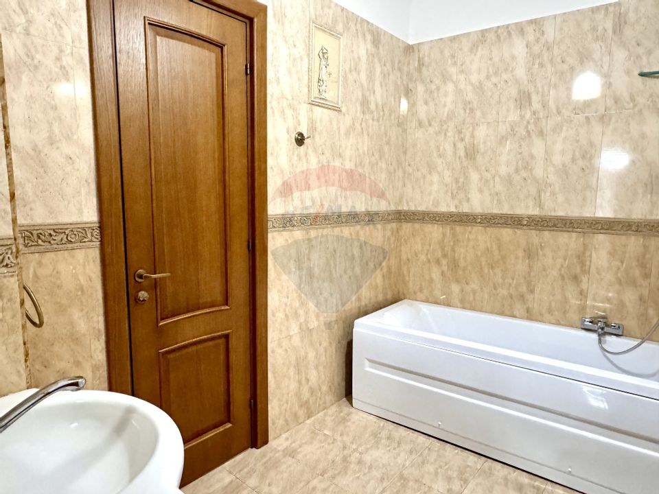 Închiriez apartament, 4 camere, zona Ultracentrala