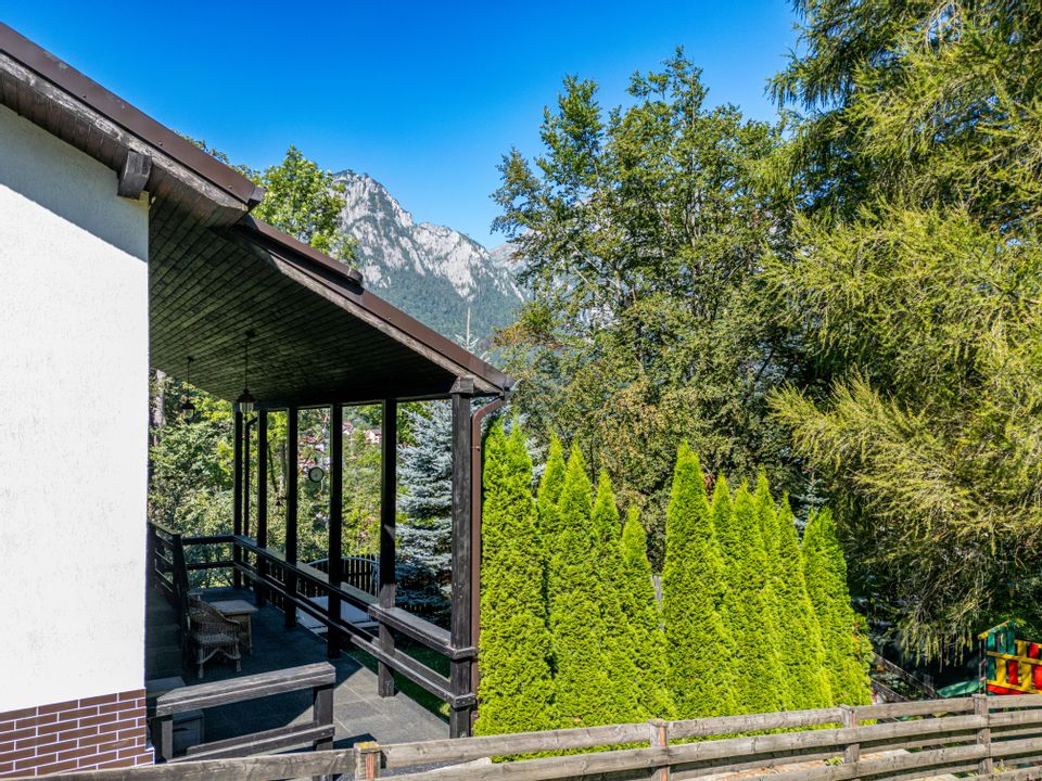 Casă P+M cu 6 camere în Bușteni - Zona Zamora