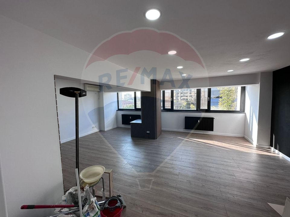 Apartament cu 3 camere de vânzare în zona P-ta Victoriei