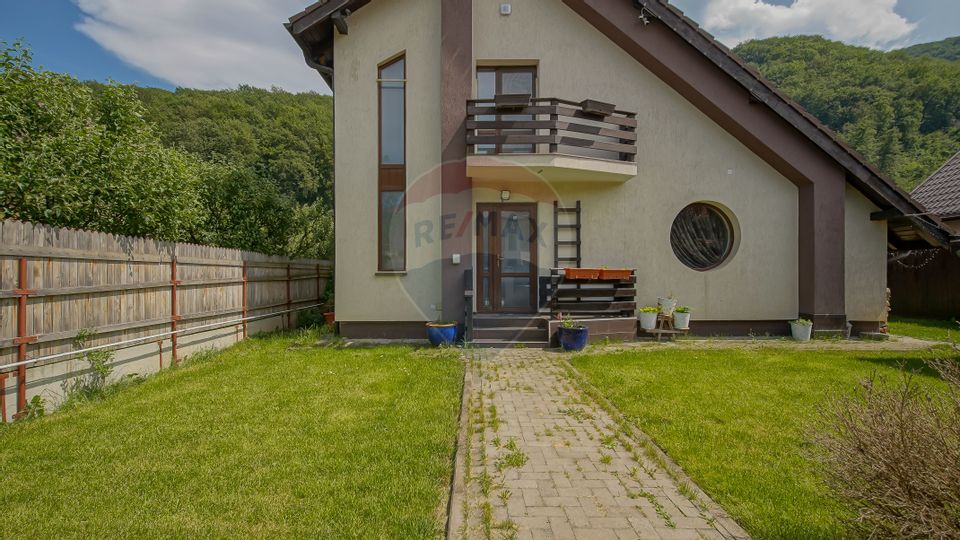 Proprietate cu stil la poalele muntelui - liniște și intimitate!