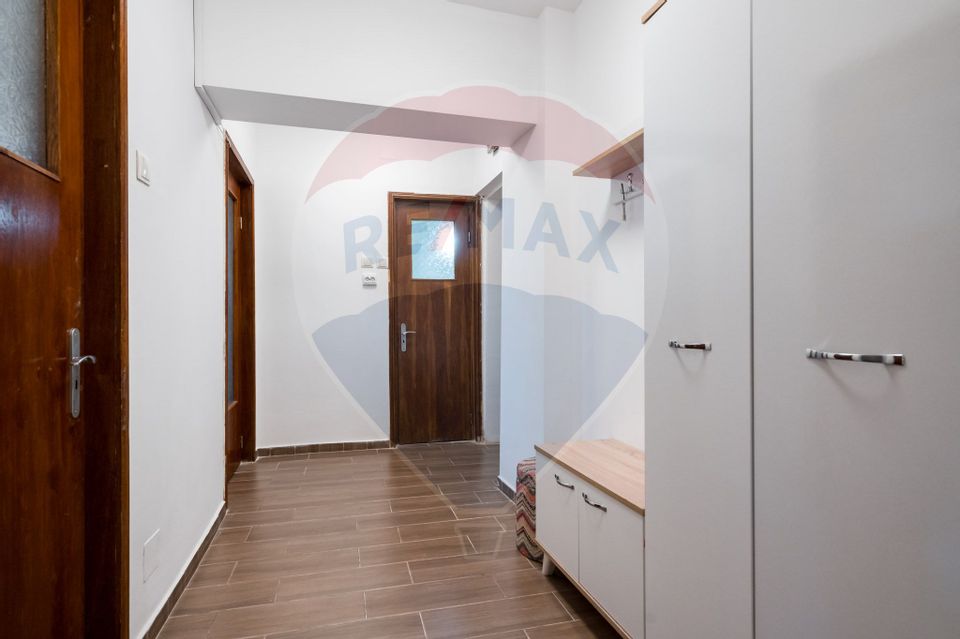 Apartament cu 3 camere de vânzare în zona 1 Mai