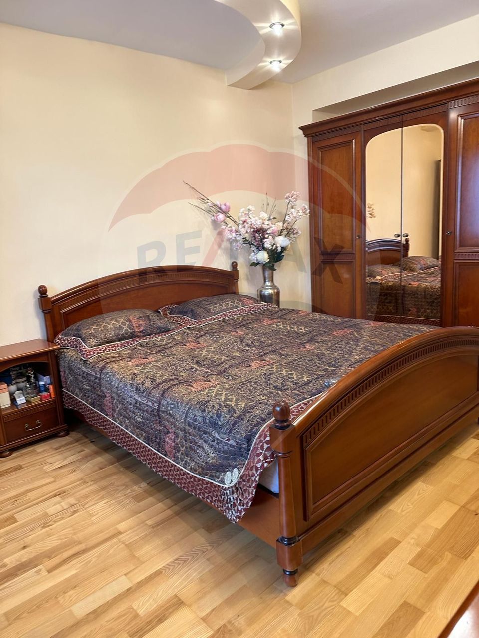 DE INCHIRIAT Apartament cu 4 camere în zona Scriitorilor