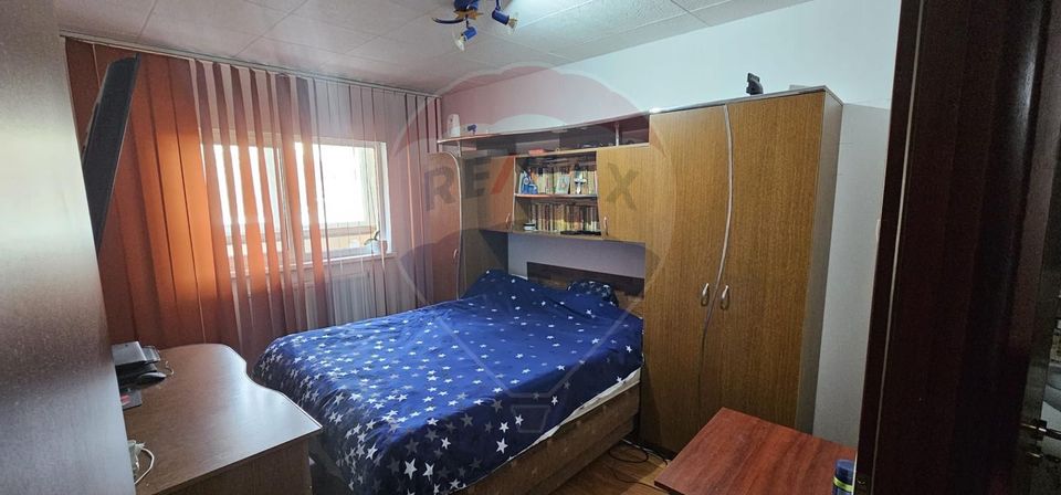 Apartament cu 4 camere de vânzare în Comănești/ Bacău.