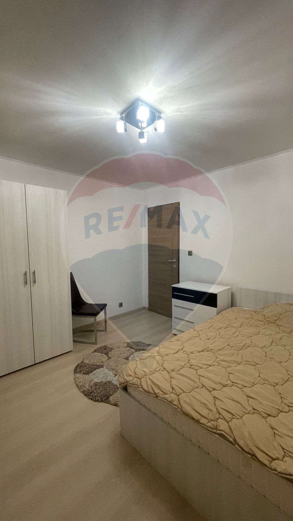 Apartament cu 4 camere de închiriat în zona Sarari