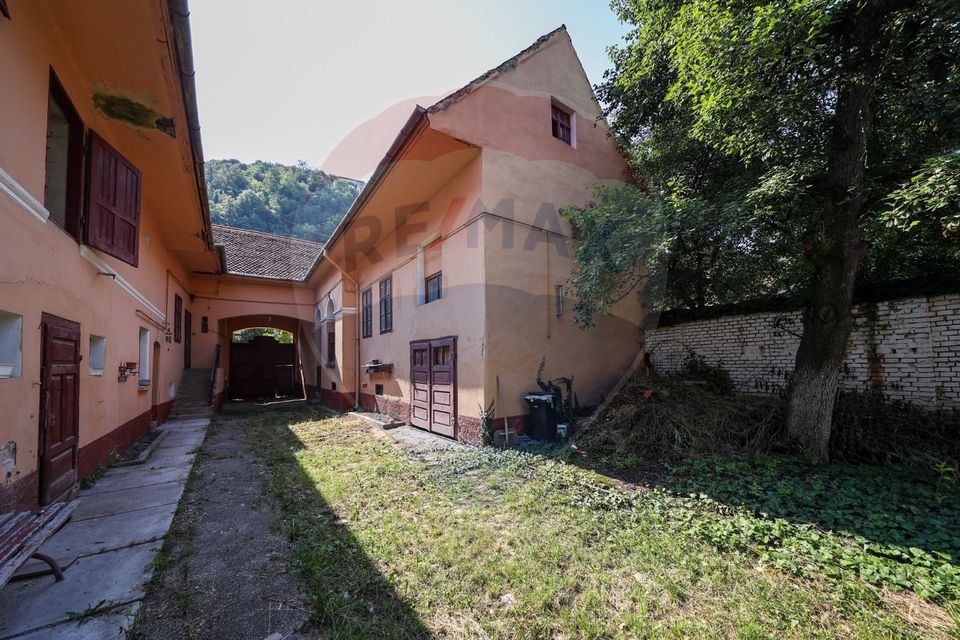 Casă / Vilă cu 10 camere de vânzare în zona Ultracentrală Râșnov