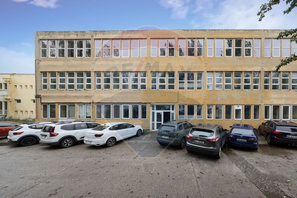 Hala 2.700 mp + birouri 800 mp + teren 1.400 mp AEROPORT BRASOV