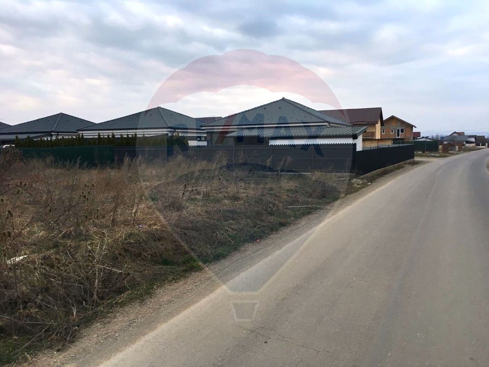 6 loturi Tarlungeni - cartier Izvor, la strada asfaltata, utilitati