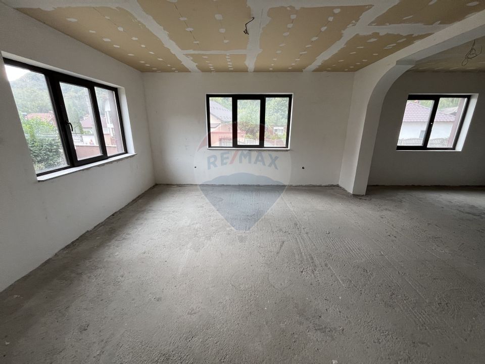 Casă de vânzare în Câmpulung la preț de apartament.