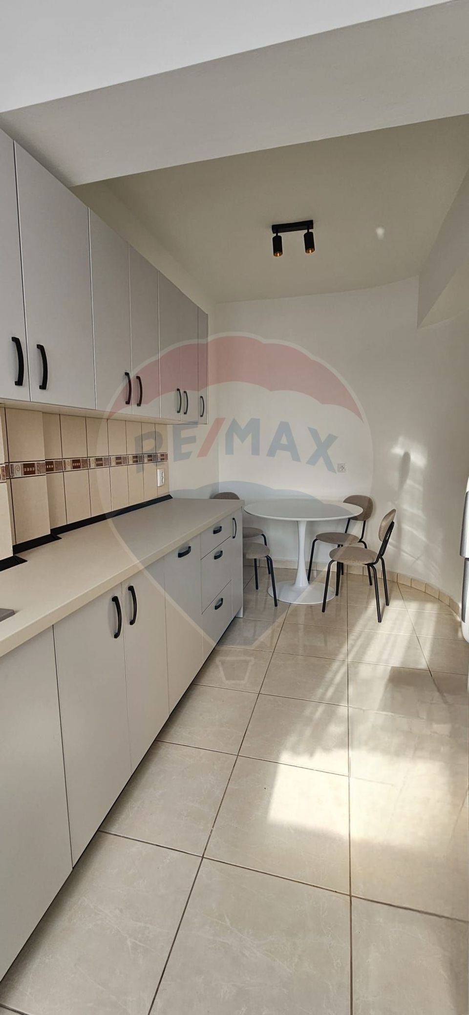 Apartament cu 3 camere de închiriat în zona Central