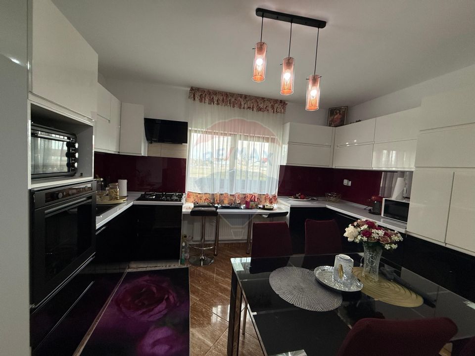 Vilă  cu 5 camere de vânzare în Șerbănești