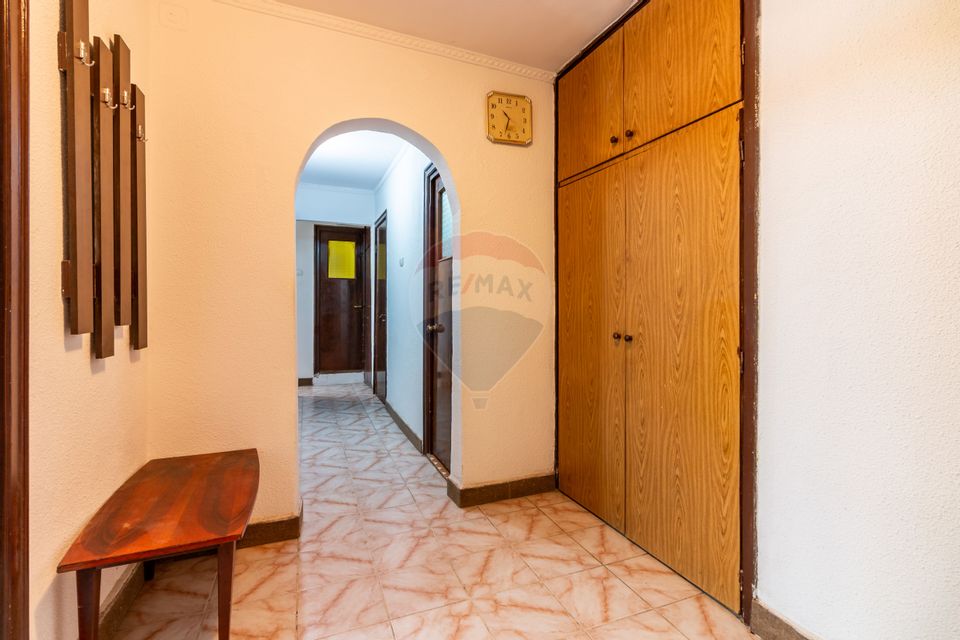 Apartament cu 3 camere de vânzare în zona Sebastian