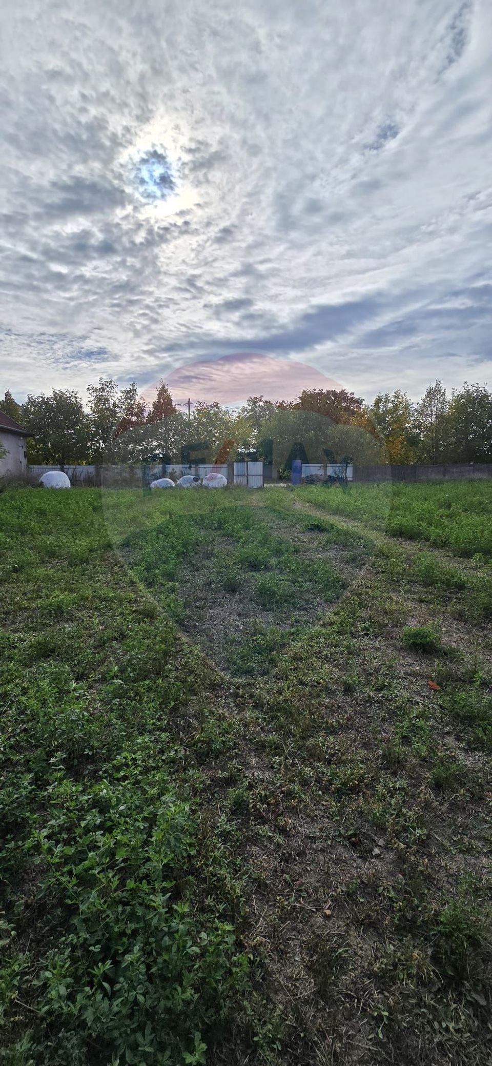 Teren si casă cu teren generos în Socodor