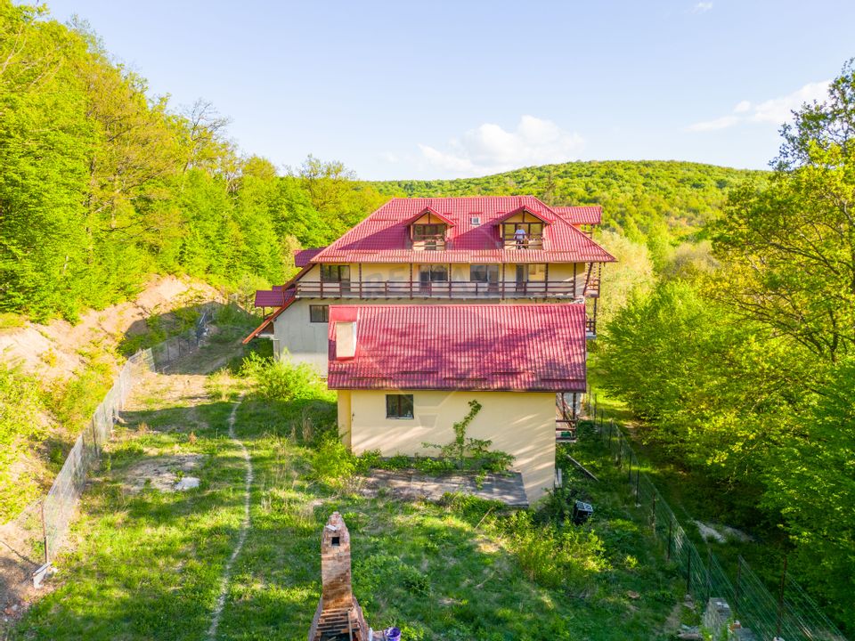 INVESTIȚIE / Pensiune 40 camere în zona Valcele, 20 km  Brașov