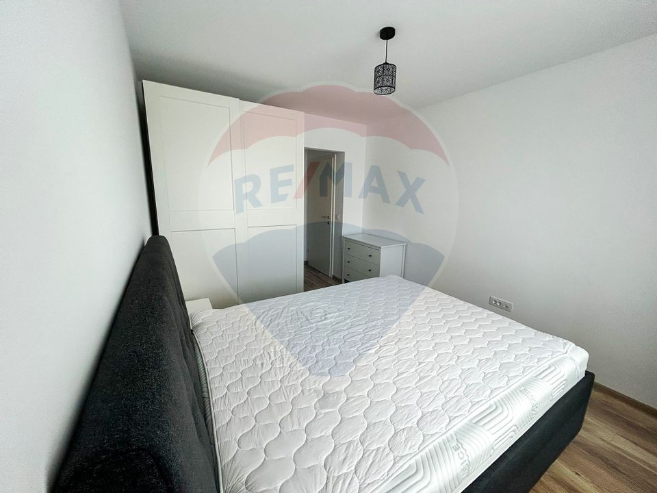 Apartament cu 3 camere de vânzare în zona Tractorul