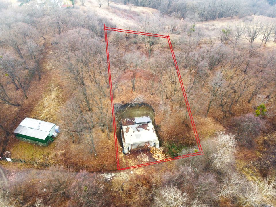 Teren si constructie de vanzare in Faget! LID Autorizatie! 900 MP!