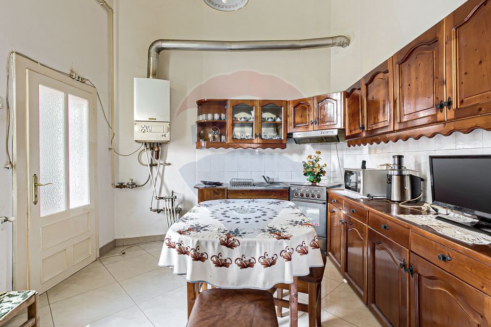 Apartament 4 camere spațioase,  curte,  zona Piata Catedralei