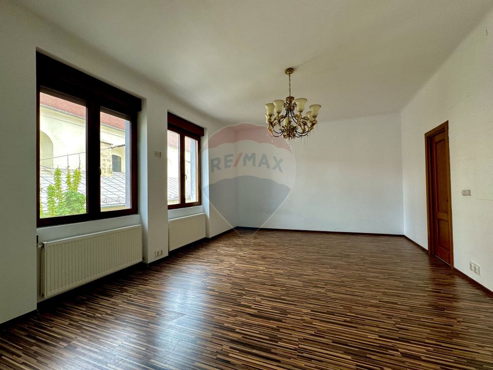 Închiriez apartament, 4 camere, zona Ultracentrala