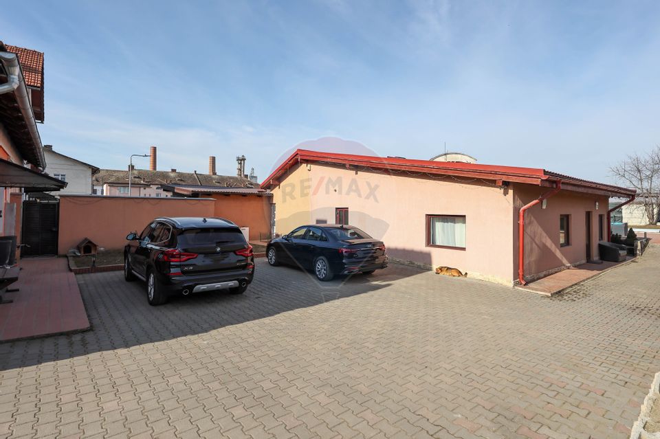 Casă înșiruită cu 5 camere și curte proprie - ideala pentru familie