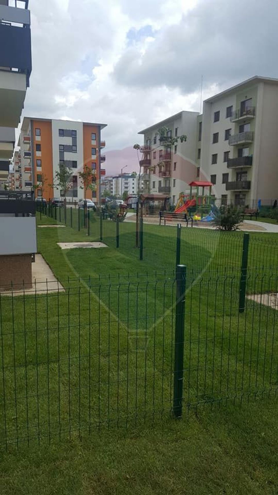 Apartament cu 3 camere de vânzare în zona Tractorul