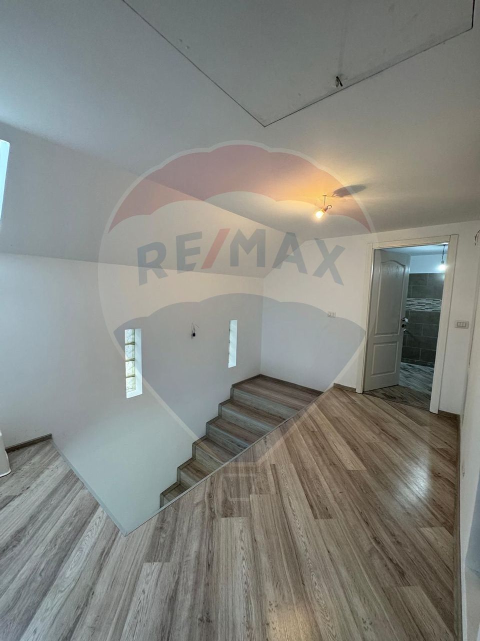 Casă / Vilă cu 8 camere de vânzare în zona Est