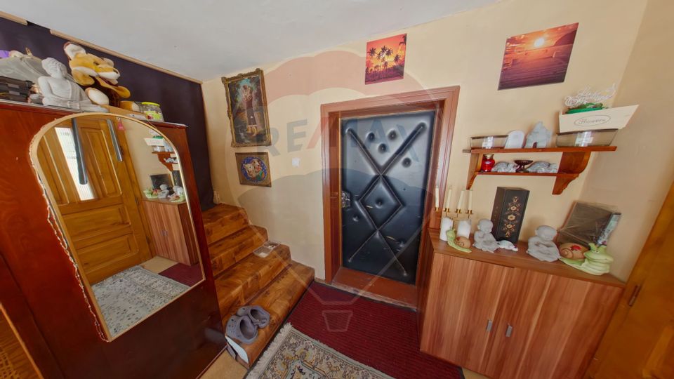 Casă / Vilă cu 5 camere de vânzare în zona Est