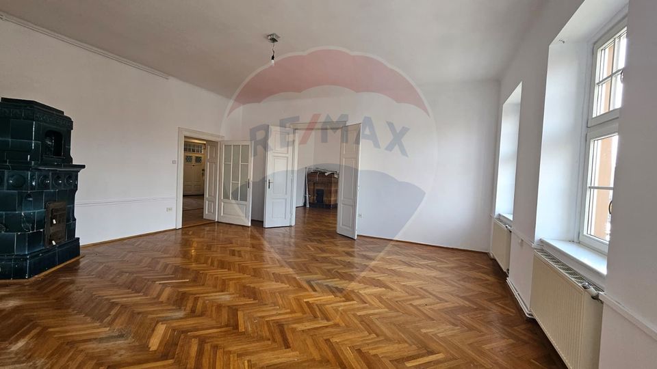 120sq.m Commercial Space for rent, Ultracentral area