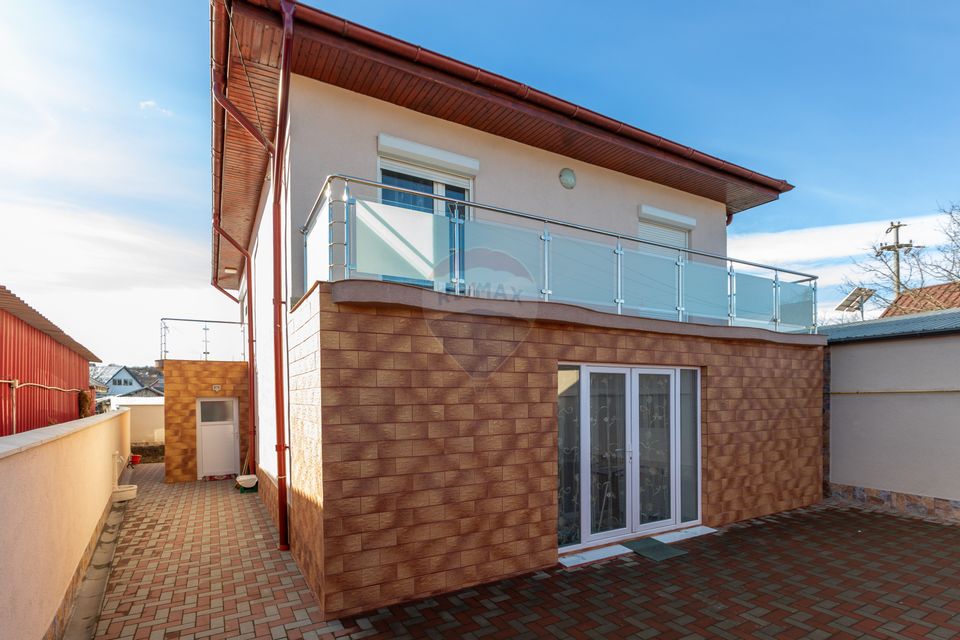 Casă / Vilă cu 6 camere de vânzare