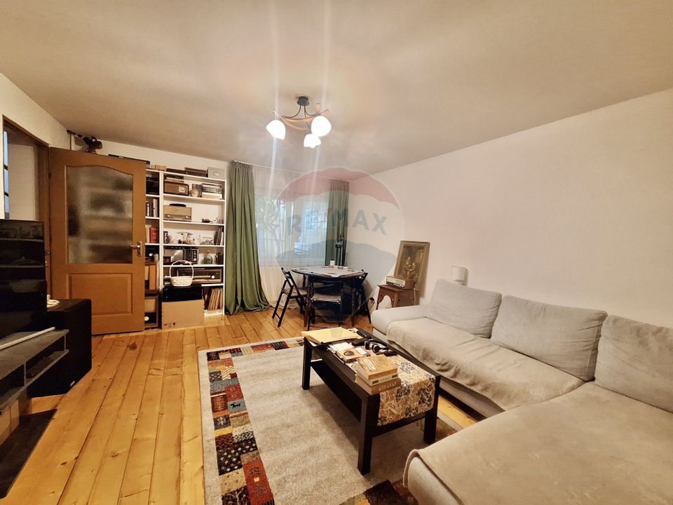 doua case de vanzare in aceeasi curte, în zona Sub Arini