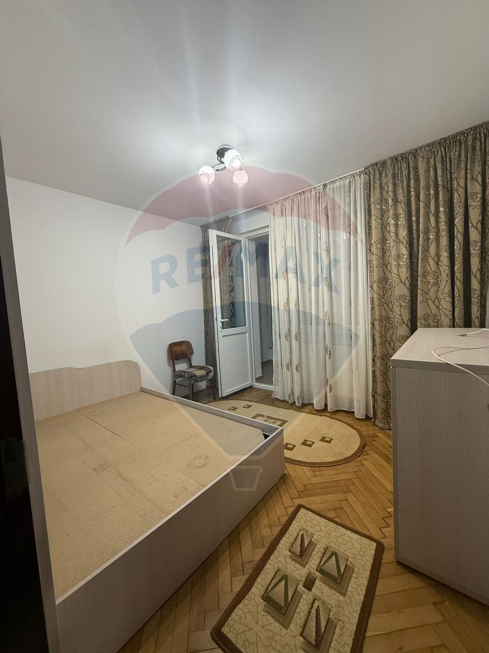 Apartament cu 3 camere de închiriat în zona Central