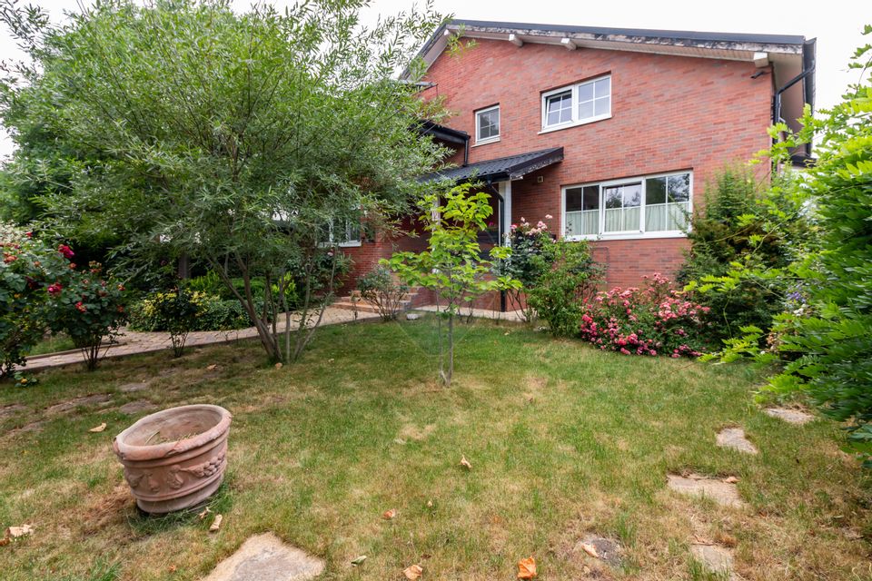 8 room House / Villa for sale