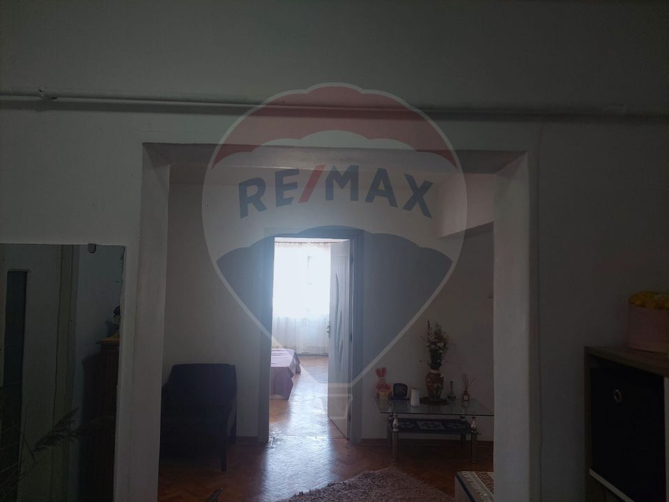 Apartament cu 4 camere decomandat de vânzare în Moinesti